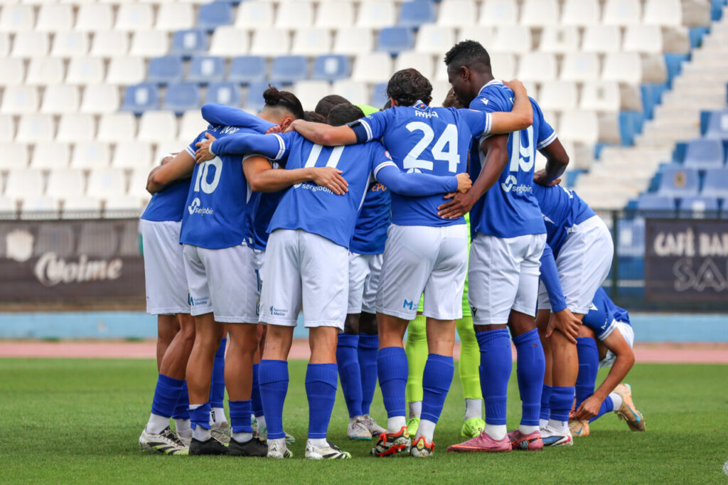 Jugadores de la U.D. Melilla en un momento de unión en el campo.