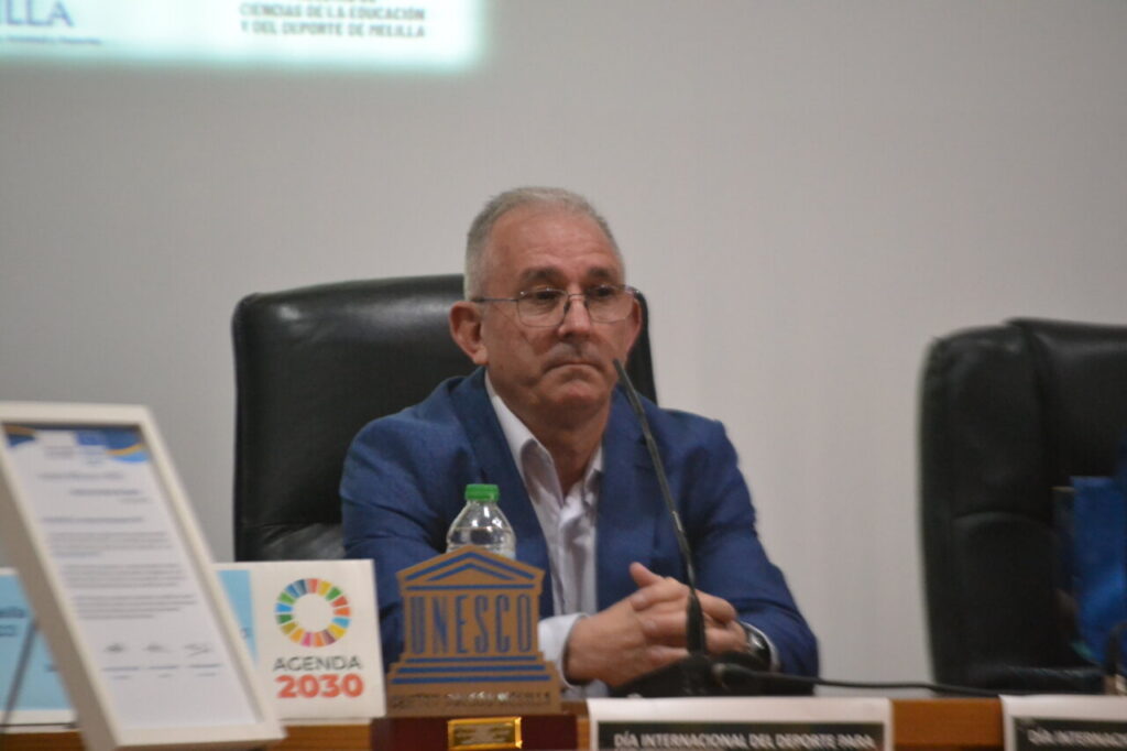 Vicky recibiendo el Galardón 2026 en un acto de UNESCO-Melilla.