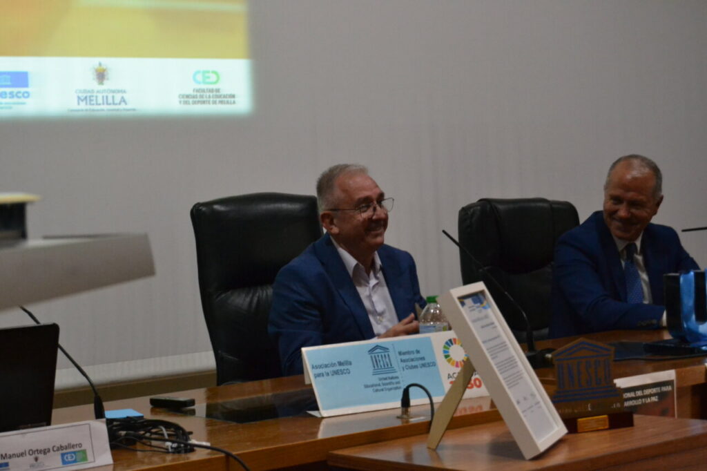 Vicky recibiendo el Galardón 2026 en un acto de homenaje en Melilla