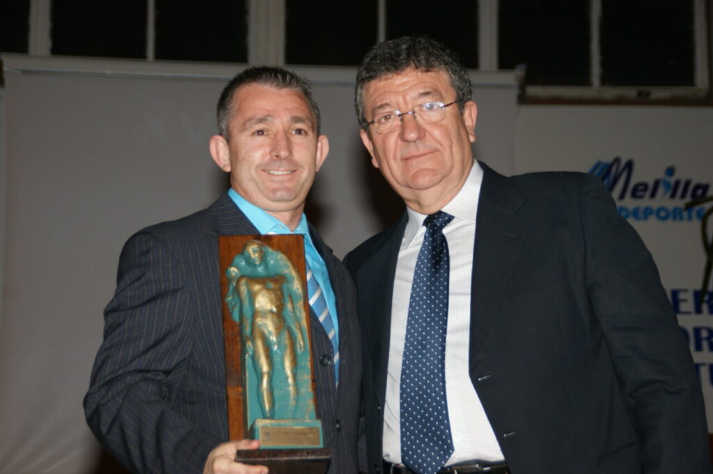Luis Mariano Huertas recibiendo un galardón en Melilla