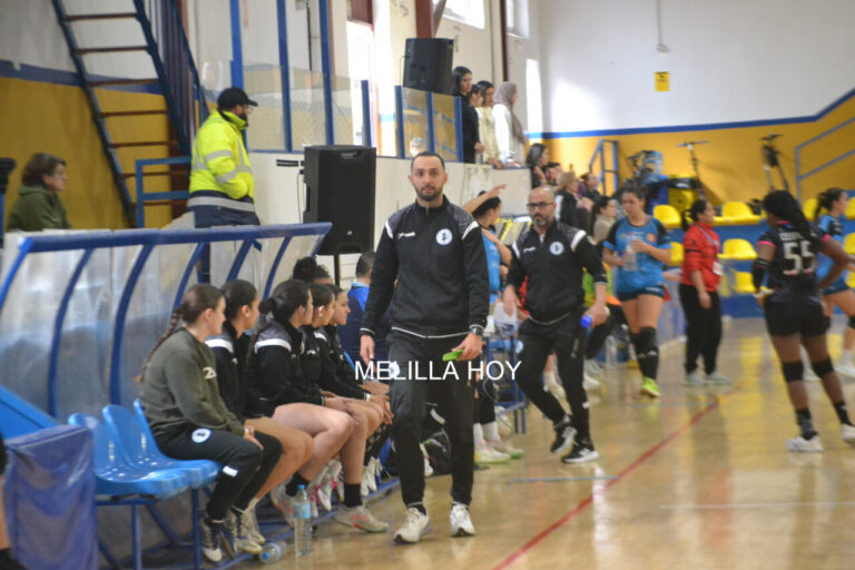 Entrenador y jugadoras del Club Balonmano T-Maravilla Melilla en el Pabellón Lázaro Fernández