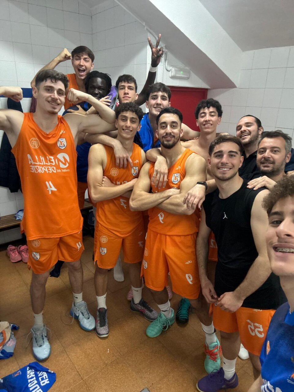 Jugadores del equipo Enrique Soler celebrando en el vestuario tras la victoria