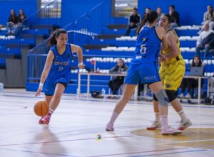 Jugadora del Melilla Ciudad del Deporte en acción durante un partido de baloncesto