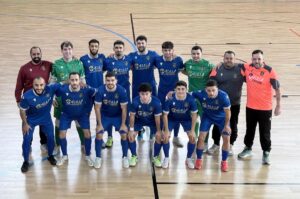 Equipo de fútbol sala Nueva Era Melilla posando en el pabellón