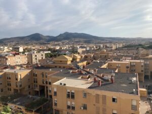 Vista panorámica de edificios en Melilla con montañas al fondo
