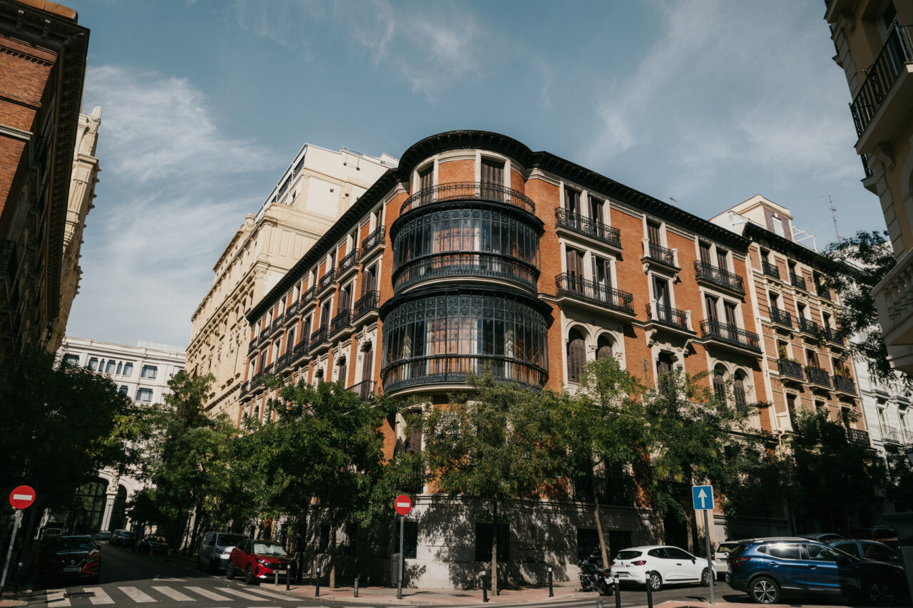 Edificio residencial en el centro de Madrid con arquitectura clásica