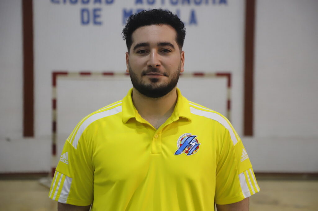 Entrenador Walid Mohand en camiseta amarilla en un gimnasio
