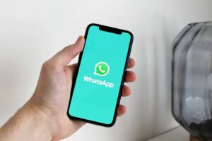 Teléfono móvil mostrando la interfaz de WhatsApp en un entorno doméstico