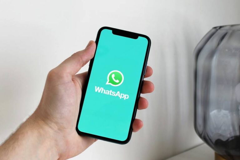 Teléfono móvil mostrando la interfaz de WhatsApp en un entorno doméstico