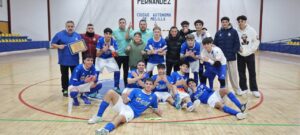 Equipo de fútbol sala de Melilla posando en la cancha