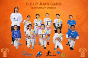 Equipo del CEIP Juan Caro en la temporada 2025/26 con camisetas deportivas