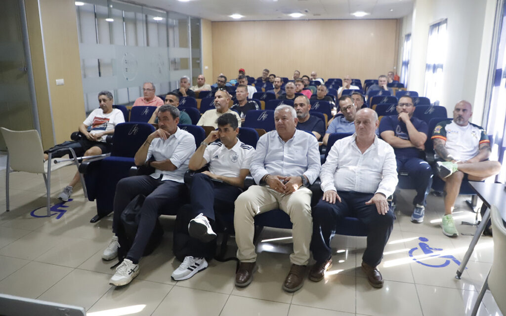 Asistentes a una jornada de actualización para entrenadores de fútbol