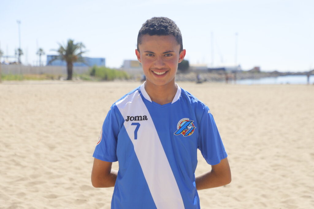 Jugador de fútbol playa de Melilla sonriendo en la arena