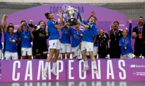 Jugadoras del equipo femenino Melilla Torreblanca celebrando su victoria