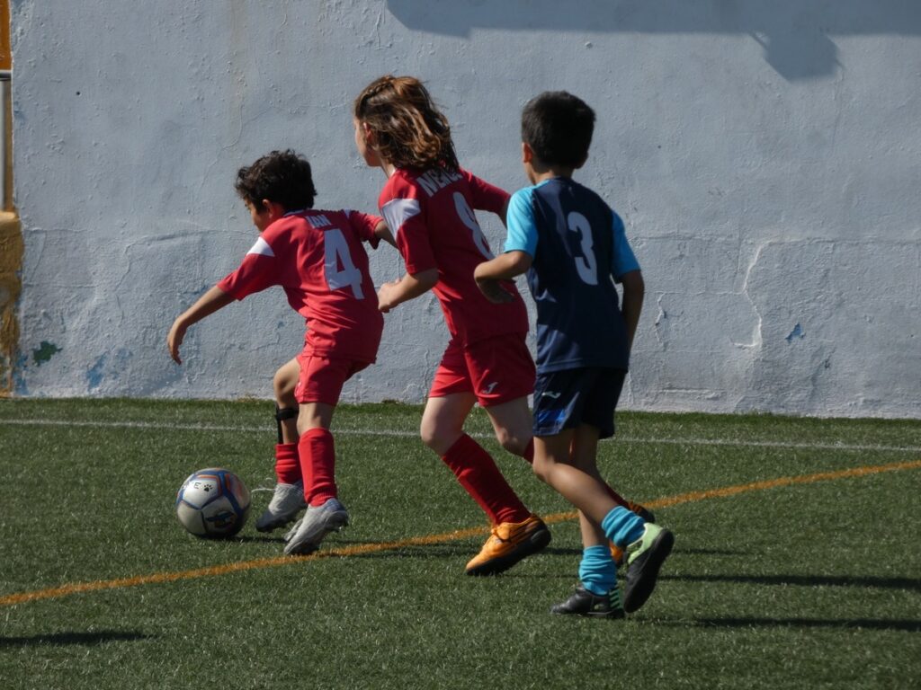 Niños jugando al fútbol en el torneo Prebenjamín en La Espiguera