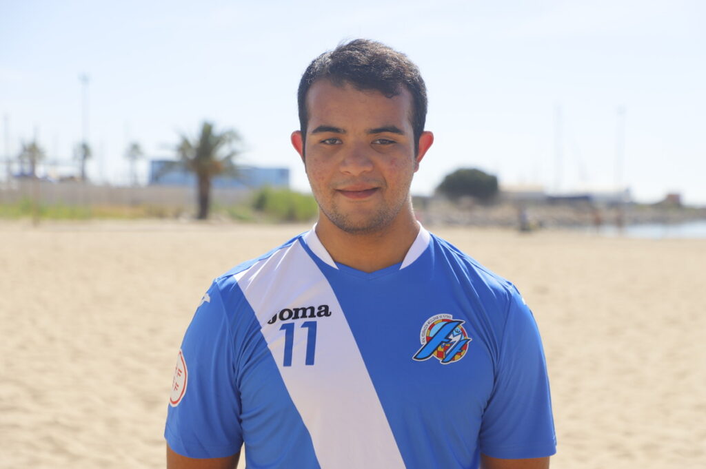 Jugador de fútbol playa de Melilla en la competición de diversidad funcional