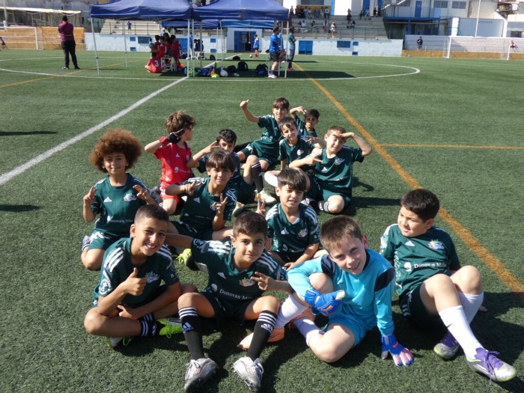 Niños del equipo de fútbol Prebenjamín en el torneo escolar