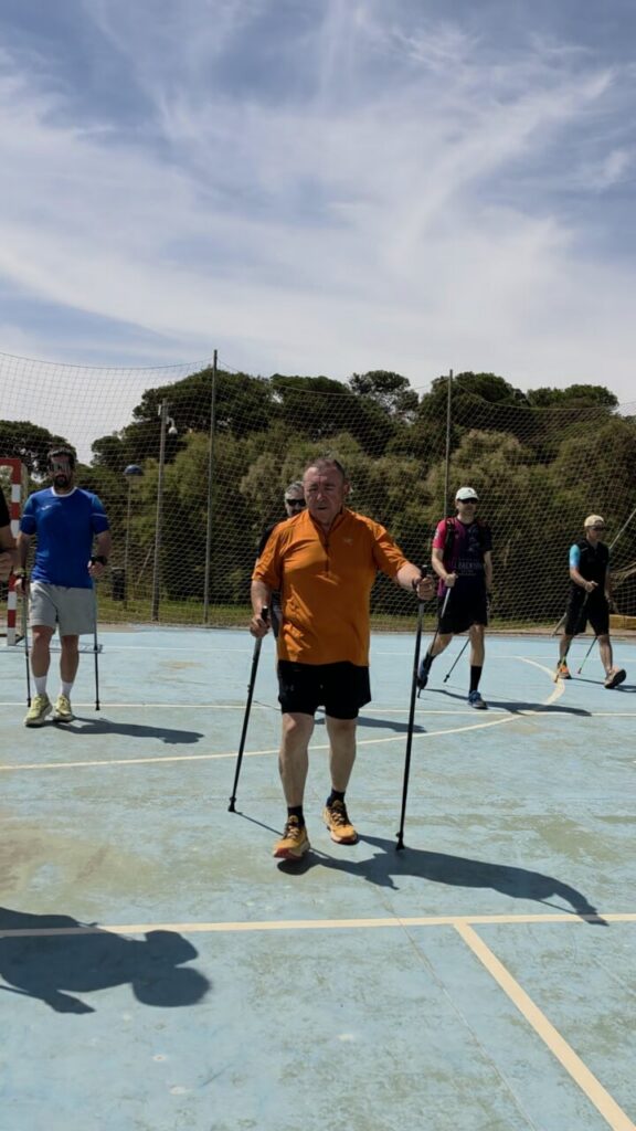 Participantes en curso de marcha nórdica en Melilla con bastones