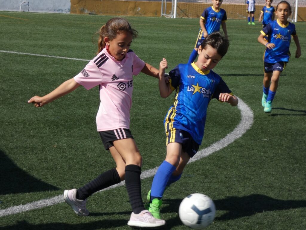 Niños jugando al fútbol en el Torneo Escuelas de categoría Prebenjamín