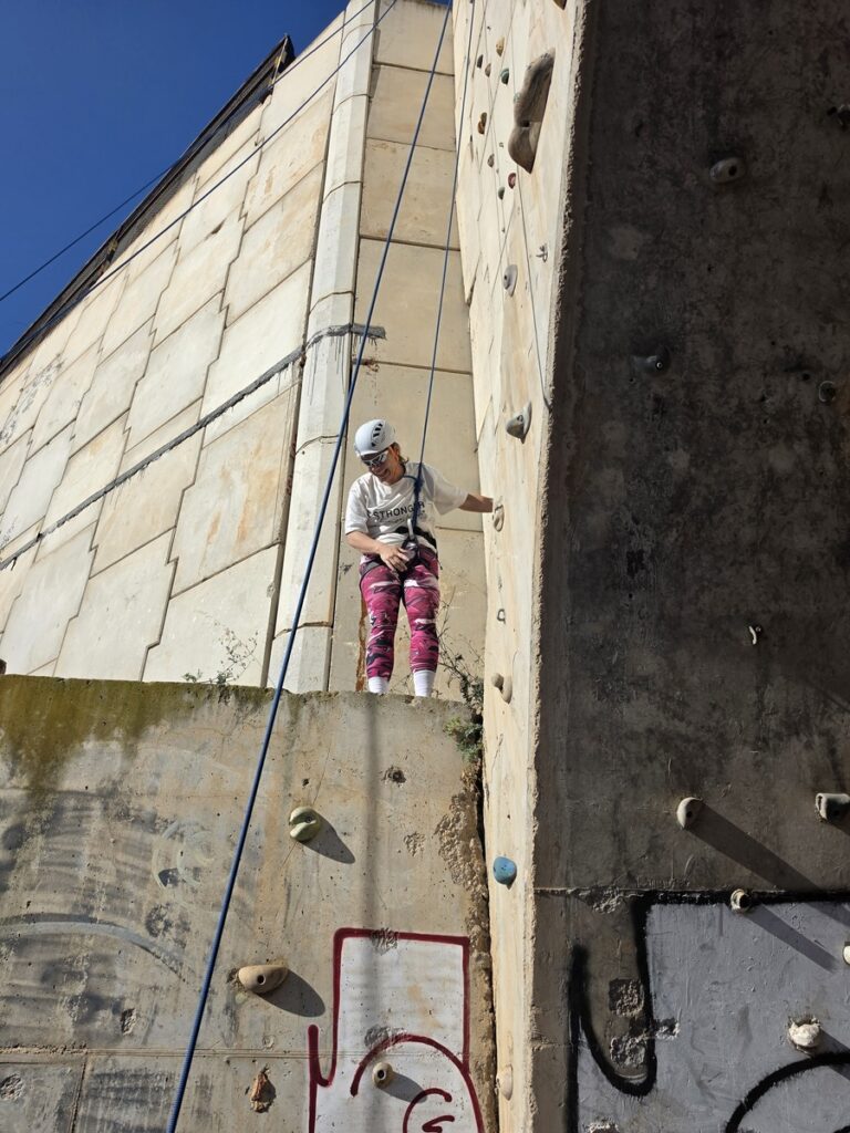 Participante en taller de escalada deportiva en Melilla