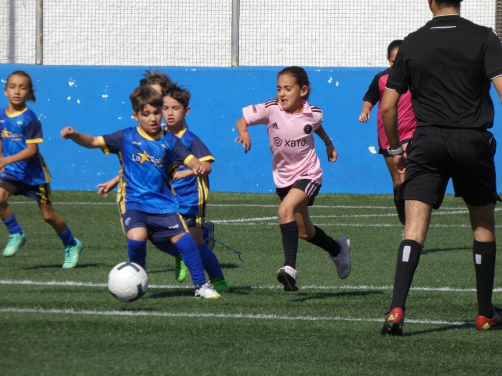 Niños jugando al fútbol en el Torneo Escuelas Prebenjamín