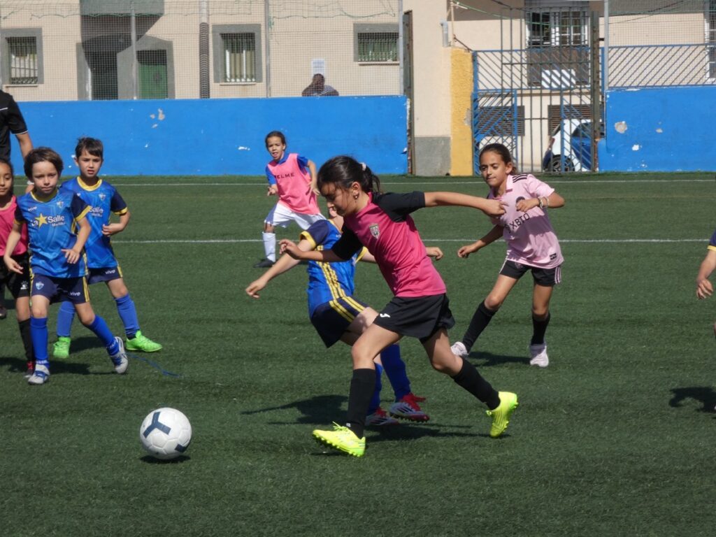 Niños jugando al fútbol en el torneo de escuelas Prebenjamín