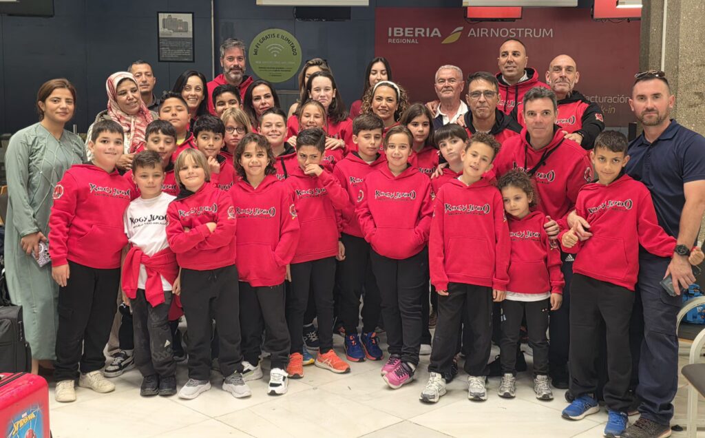 Grupo de judokas de la Escuela KogyJudo de Melilla en el aeropuerto