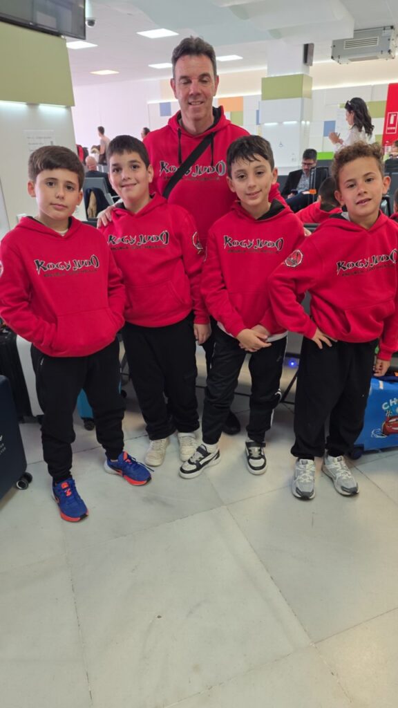 Grupo de judokas de la Escuela KogyJudo en el aeropuerto