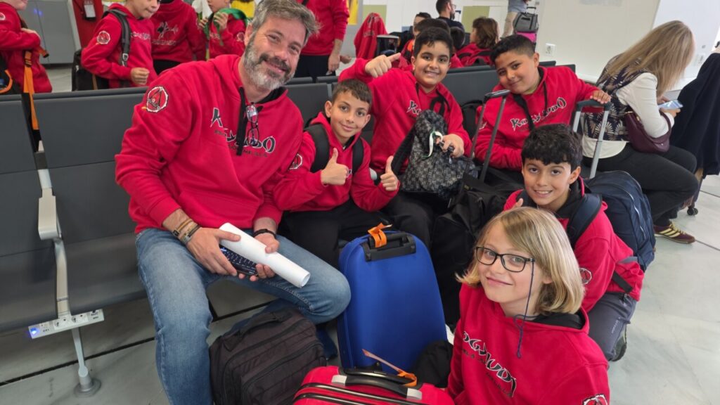 Grupo de judokas de la Escuela KogyJudo en el aeropuerto