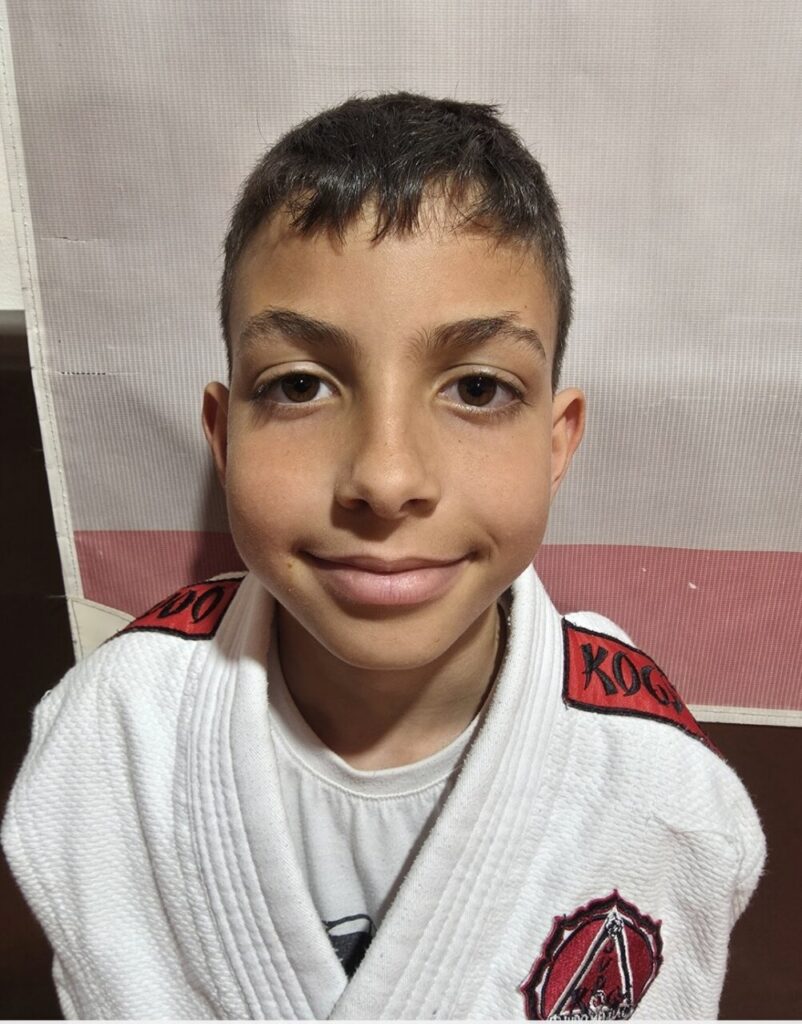 Niño judoka de la Escuela KogyJudo sonriendo con su uniforme