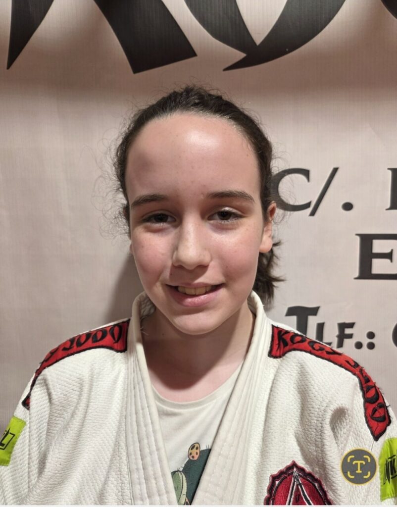 Joven judoka de la Escuela KogyJudo de Melilla sonriendo en su uniforme