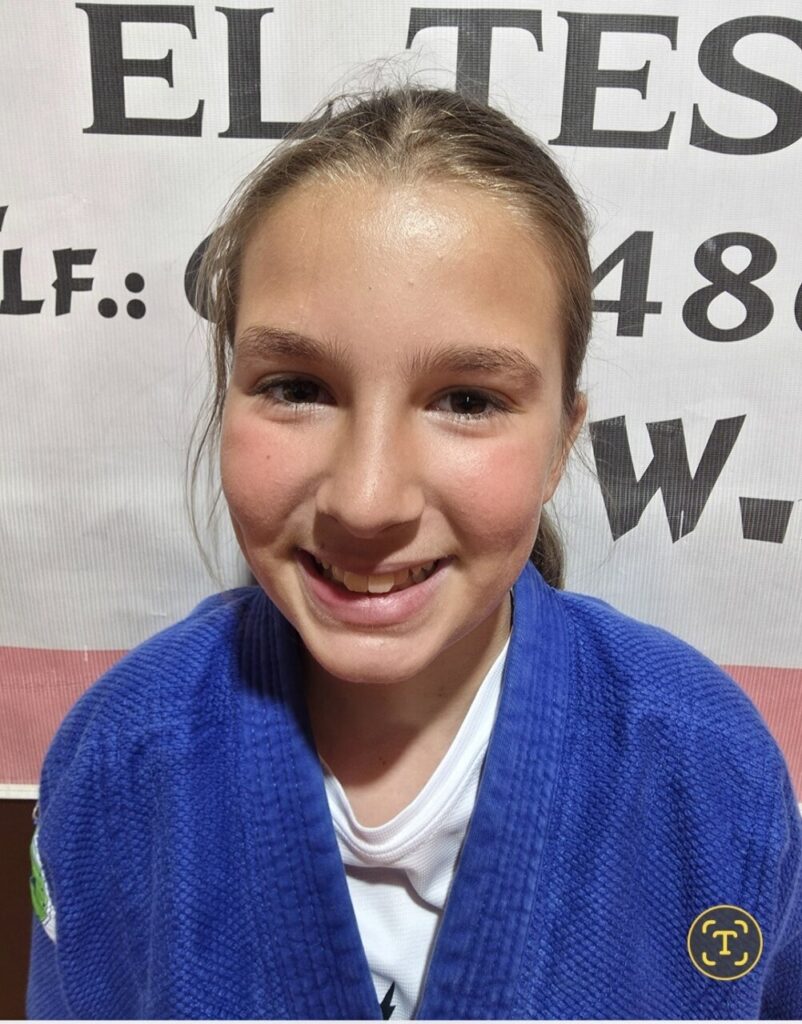 Joven judoka de la Escuela KogyJudo sonriente en un evento deportivo