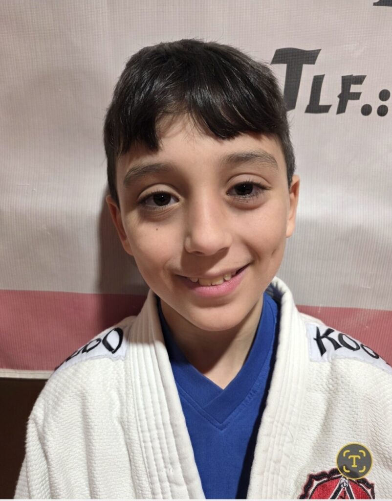 Niño judoka de la Escuela KogyJudo sonriendo con su uniforme