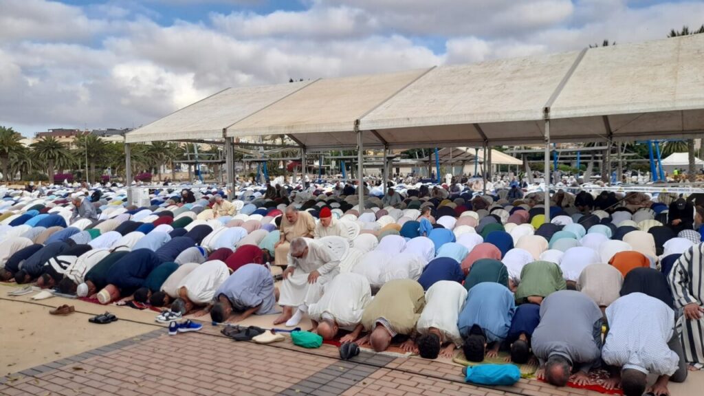 Miles de musulmanes en rezo colectivo en la Plaza Multifuncional de Melilla