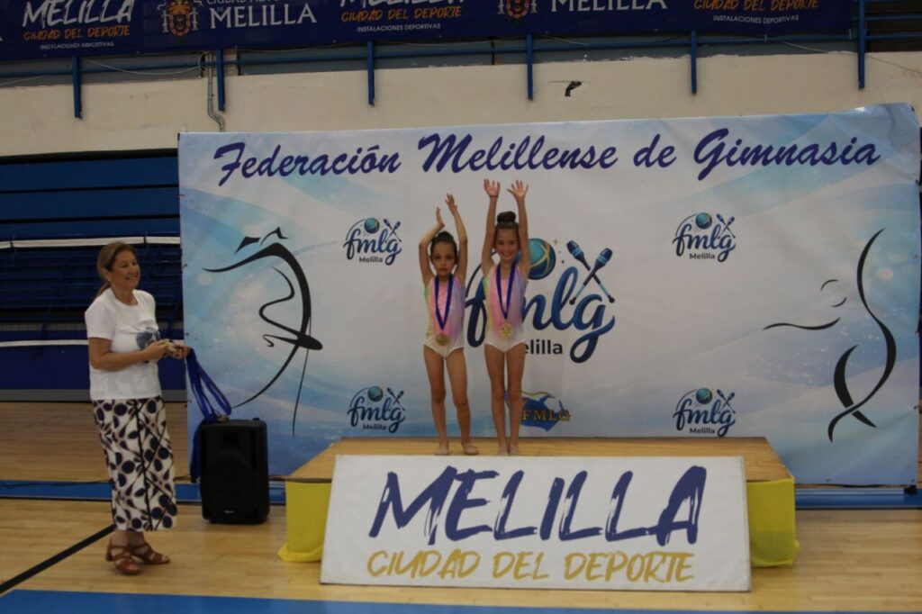 Dos gimnastas en el Campeonato Ciudad de Melilla mostrando sus medallas