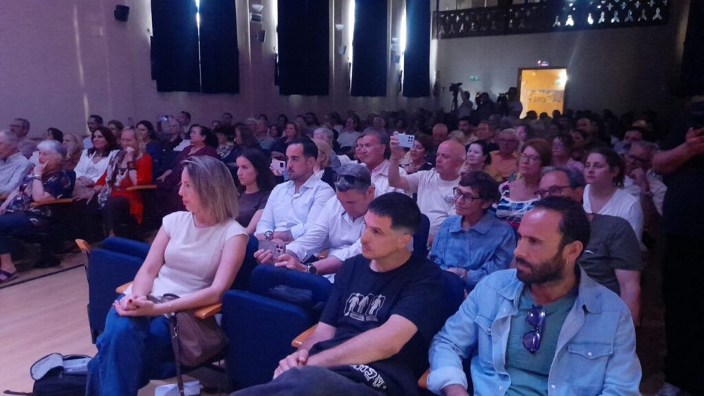 Público disfrutando de un espectáculo de flamenco en la UNED