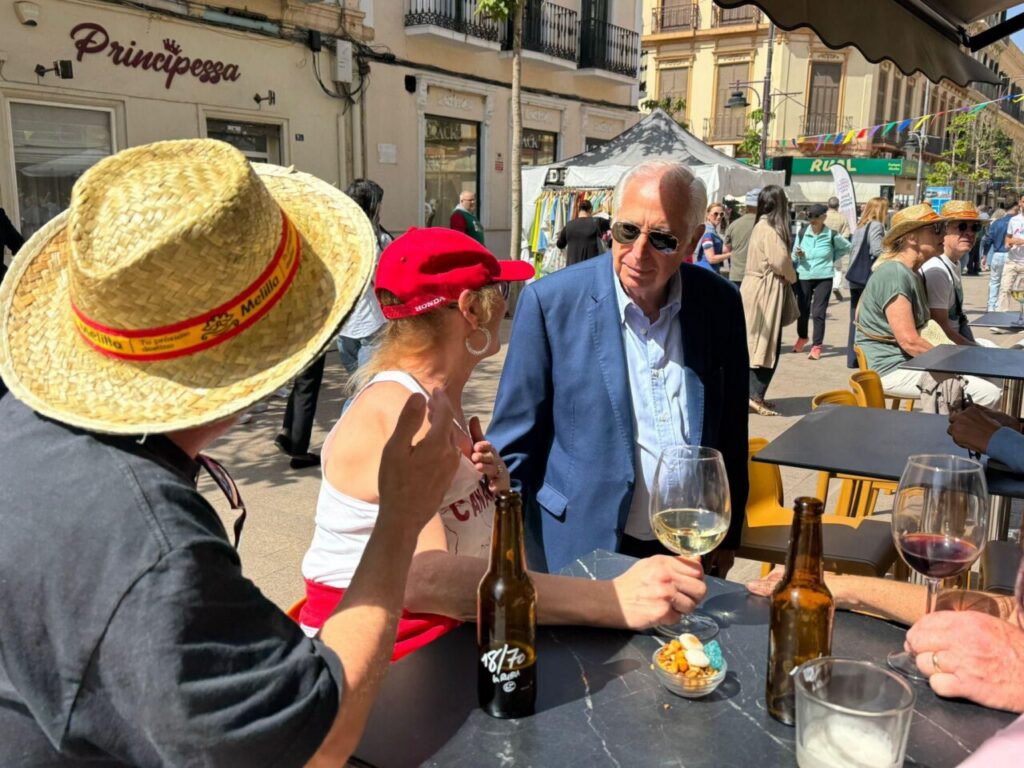 Grupo de personas conversando en un evento social al aire libre en Melilla
