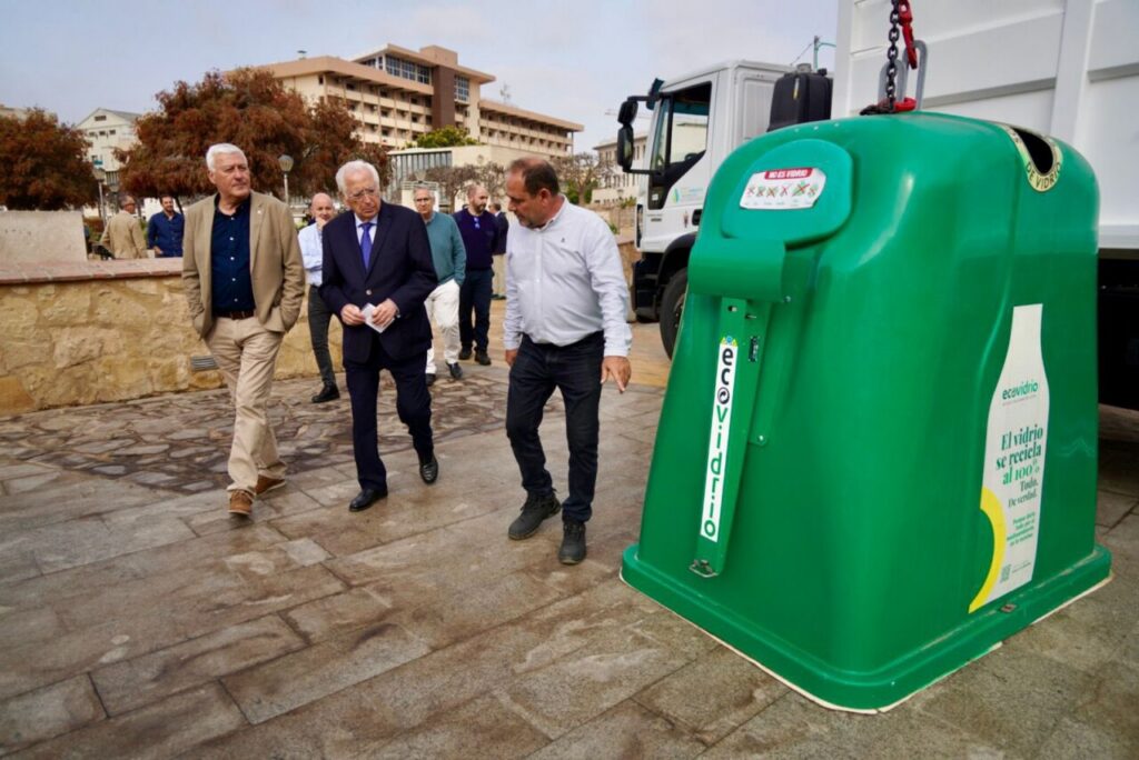 El presidente de Melilla junto a un contenedor de reciclaje de vidrio.