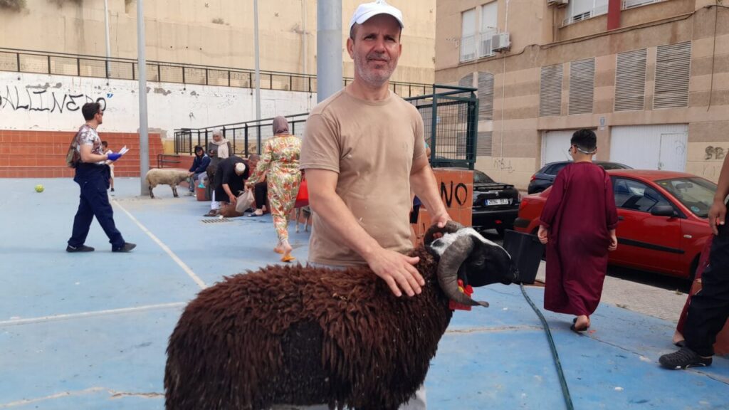 Hombre sosteniendo un cordero durante el Eid Al-Adha en Melilla