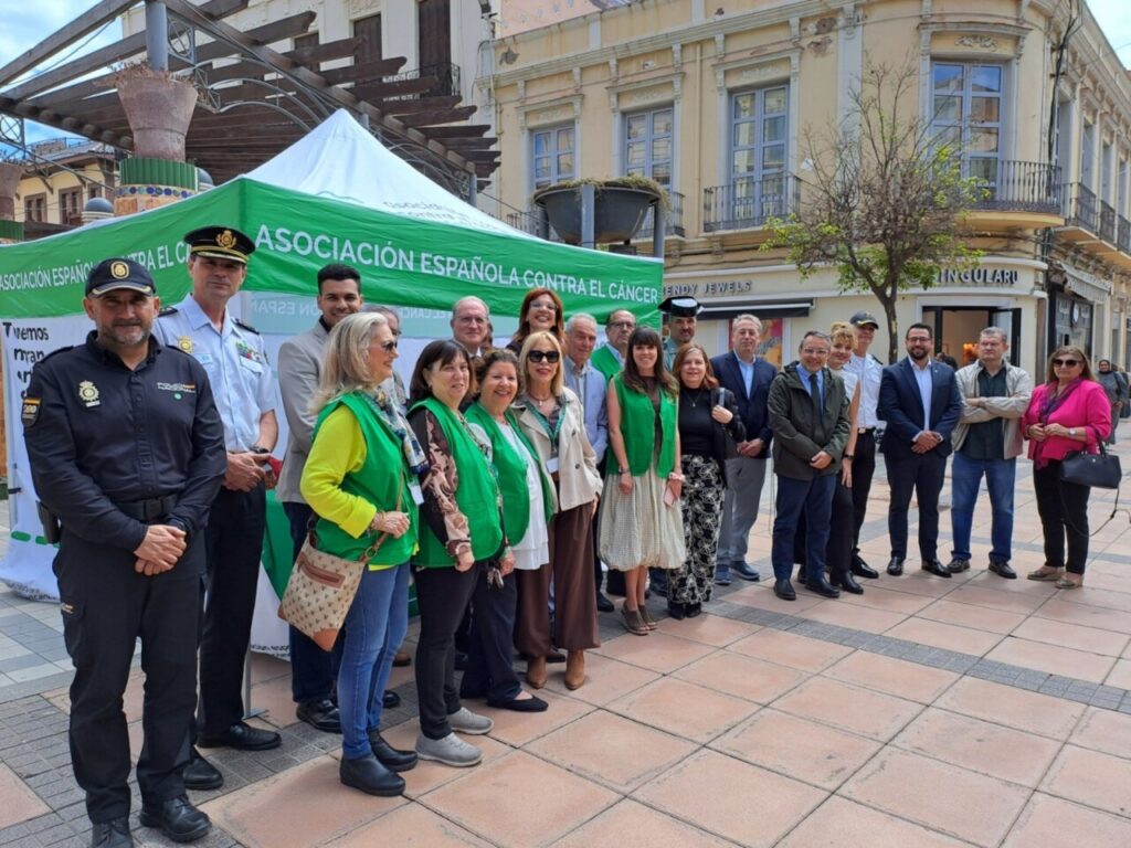 Grupo de personas en el Día de la Cuestación de AECC en Melilla