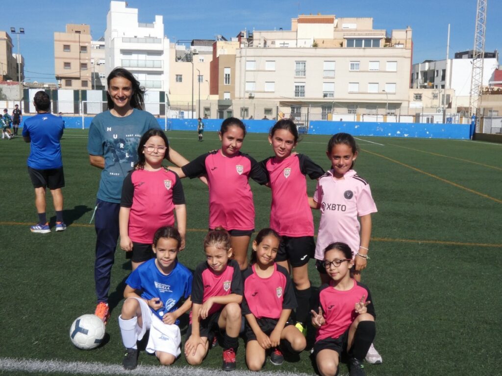 Niñas posando en el campo de fútbol durante el torneo Prebenjamín
