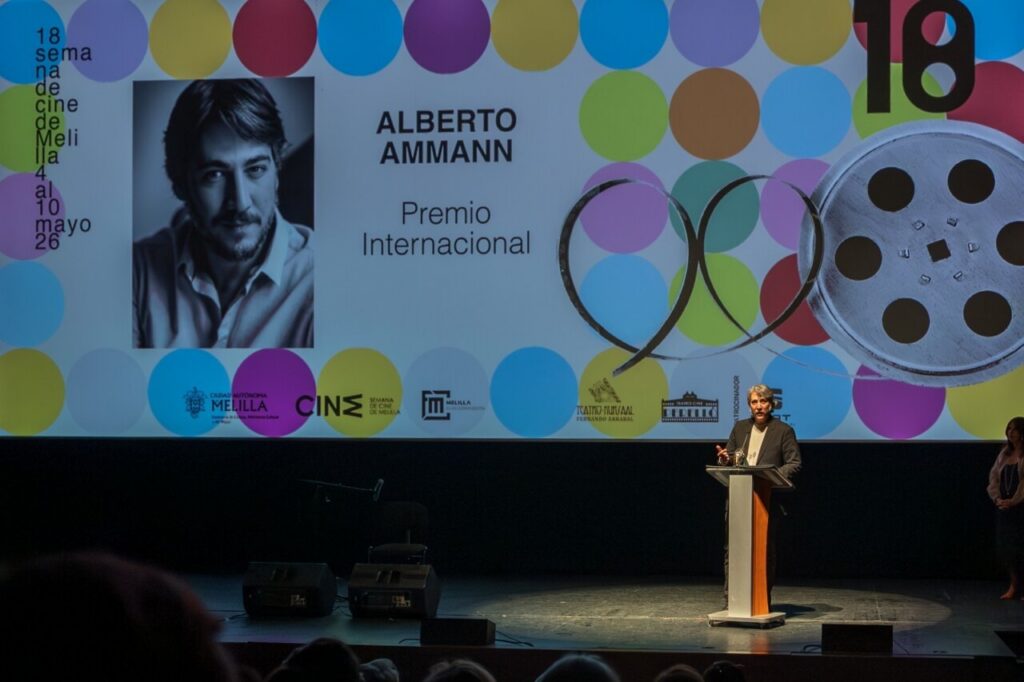 Alberto Ammann recibiendo el Premio Internacional en la Semana de Cine de Melilla