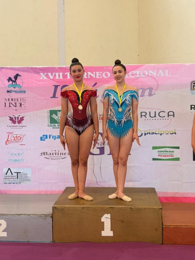Gimnastas del Club Ágora en el podio con medallas en competición