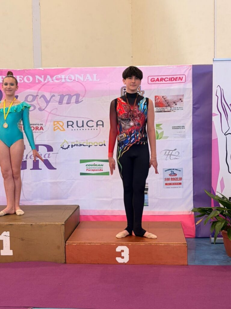 Gimnastas del Club Ágora en el podio durante una competición en Andalucía