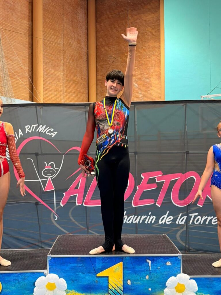 Gimnasta del Club Ágora celebrando su victoria en el podio