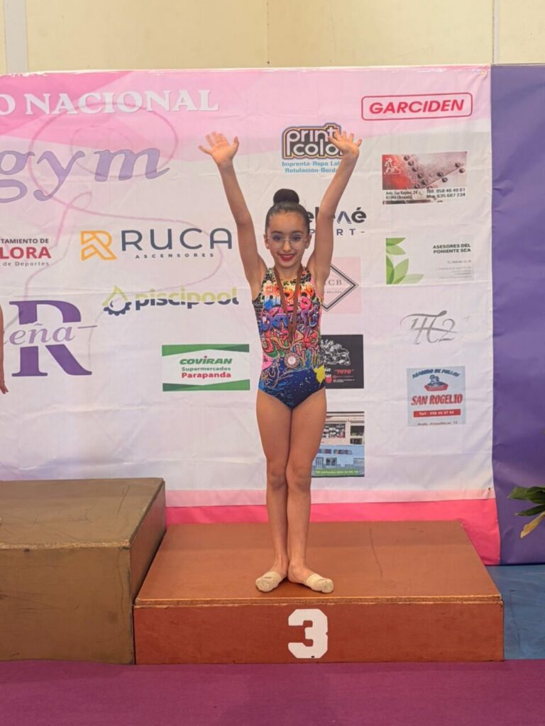 Gimnasta del Club Ágora en el podio con medalla en competición