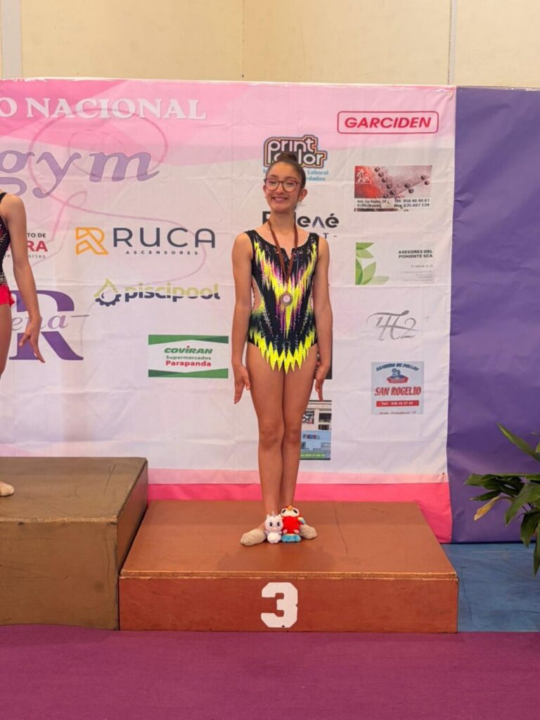 Gimnasta del Club Ágora en podio con medalla en competición