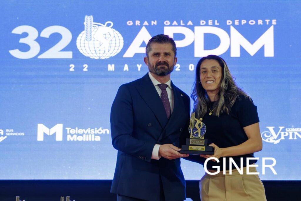 Edu Calderay recibiendo un premio en la Gran Gala del Deporte APDM 2025