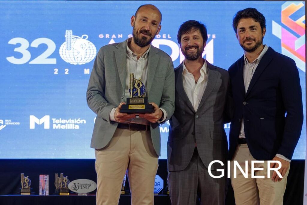 Edu Calderay recibiendo un premio en la Gala del Deporte de Melilla