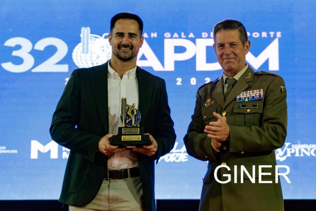 Edu Calderay recibiendo un premio en la Gala del Deporte de Melilla